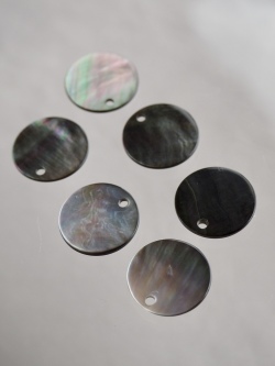 シェルビーズ-プレートラウンド穴有(クロチョウガイ)【約15mm/1個】[メール便可]まとめ買い10%OFF #1271 En:Shell beads -Black MOP 貝殻