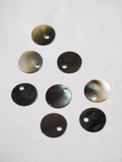 シェルビーズ-プレートラウンド穴有(クロチョウガイ)【約8mm/1個】[メール便可]まとめ買い10%OFF #1272 En:Shell beads -Black MOP 貝殻