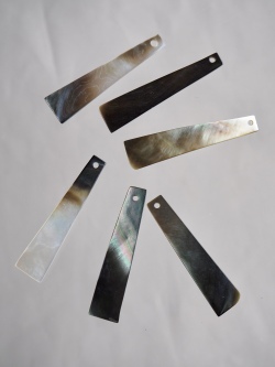 シェルビーズ-プレート スティック(クロチョウガイ)【約7×30mm】1個 [メール便可]まとめ買い10%OFF #1273 En:Shell Beads -Black MOP 貝殻