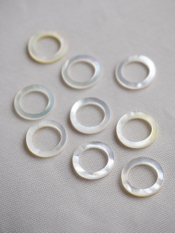 シェルフープ-サークル(シロチョウガイ)【約8.5mm/1個】[メール便可]まとめ買い10%OFF #1120 En: Shell Beads -White MOP