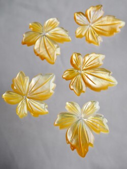 シェルビーズ-リーフ(シロチョウガイ)【約23×24mm/1個】[メール便可]まとめ買い10%OFF #1125 En:Shell Beads -White MOP