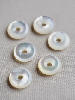 シェルビーズ-ドーナツ(シロチョウガイ)【約10mm/1個】[メール便可] まとめ買い10%OFF #1132 En: Shell Beads -White MOP 貝殻