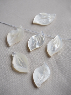 シェルビーズ-リーフ(シロチョウガイ)【約10×17mm/1個】[メール便可]まとめ買い10%OFF #1178 En:Shell Beads -White MOP