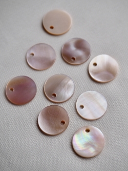 シェルビーズ-プレートラウンド穴有(淡水真珠貝ピンク)【約10mm/1個】[メール便可]まとめ買い10%OFF #1257 En:Shell beads -Freshwater pearl MOP 貝殻