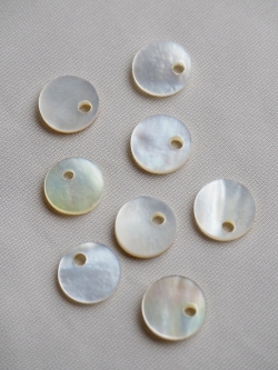 シェルビーズ-プレートラウンド穴有(シロチョウガイ)【約8mm/1個】[メール便可]まとめ買い10%OFF #1261 En:Shell beads -White MOP 貝殻