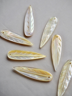 シェルビーズ-リーフ(シロチョウガイ)【約9×35mm/1個】[メール便可]まとめ買い10%OFF #1160 En:Shell Beads -White MOP 貝殻