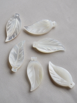 シェルビーズ-リーフ(シロチョウガイ)【約9×20mm/1個】[メール便可]まとめ買い10%OFF #1182 En:Shell Beads -White MOP 貝殻