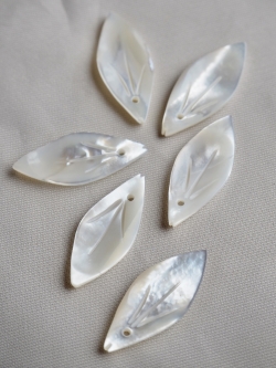 シェルビーズ-リーフ(シロチョウガイ)【約9×20mm/1個】[メール便可]まとめ買い10%OFF #1188 En:Shell Beads -White MOP 貝殻