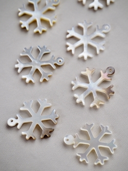 シェルビーズ-雪の結晶(クロチョウガイ)【約15×18mm/1個】[メール便可] まとめ買い10%OFF  #1148 En: Shell Beads -Black MOP 貝殻