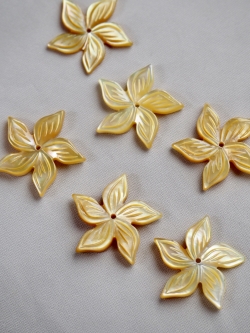 シェルビーズ -フラワー イエロー(シロチョウガイ)【約20mm/1個】[メール便可]まとめ買い10%OFF #1152 En:Shell Beads -White MOP 貝殻