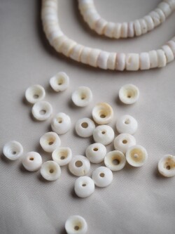 プカシェル #38(イモガイ)【約0.5～0.7ｃｍ/1本約40ｃｍ】[メール便可-10袋まで] En: Shell Beads,puka shell 貝殻