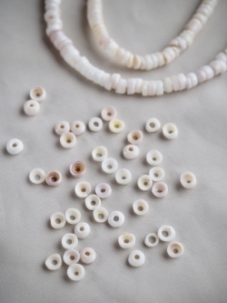 プカシェル #46(イモガイ)【約0.3～0.4cm/1本約40cm】[メール便可-10袋まで] En: Shell Beads,puka shell 貝殻