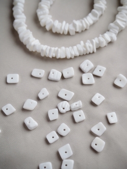 ホワイトローズ#43【約0.4～0.8cm/1本約40cm】[メール便可-7袋まで] En: Shell Beads,wthite & rose colour 貝殻