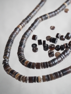ブラックピン#20【約0.5ｃｍ/1本約55cm】(クロタイラギ)[メール便可-10袋まで]   En: Shell Beads,black colour 貝殻