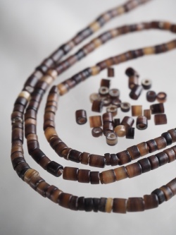 ブラックピン#21【約0.3cm/1本約60cm】(クロタイラギ)[メール便可]  En: Shell Beads,black colour 貝殻