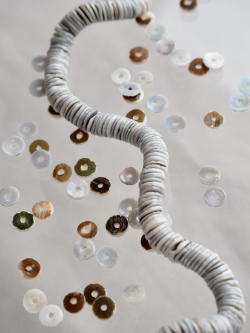 グリーンシェル#34【約0.4～0.5cm/1本約60cm】[メール便可-10袋まで] En:Shell Beads green shell 貝殻