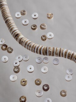 ブラウンオリーブ#42【約0.4～0.5cm/1本約60cm】[メール便可-10袋まで]En: Shell Beads,brown&olive colour 貝殻