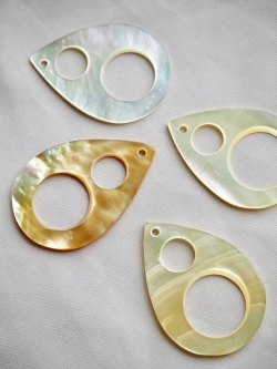 ティアドロップ -62-（シロチョウガイ）【約3cm/1枚】[メール便可]まとめ買い10%OFF  En: Shell accessory,teardrop, wmop