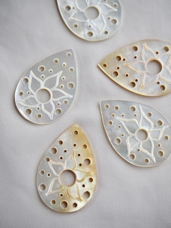 ティアドロップ フラワー -63-（シロチョウガイ）【約3.2cm/1枚】[メール便可]まとめ買い10%OFF En: Shell accessory,flower, wmop