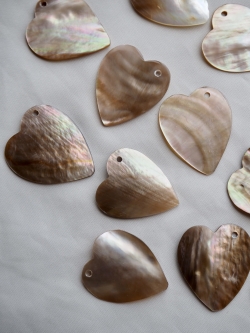 ハートカット サイドホール-28-（マベ）【約3cm/1枚】[メール便可]まとめ買い10%OFF En:Shell accessory,brown lip,side hole-heart-