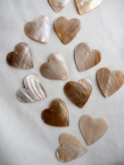 ハートカット センターホール-39-（マベ）【約2.5～2.8cm/1枚】[メール便可]まとめ買い10%OFF En: Shell aaccessory,brownlip-heart-