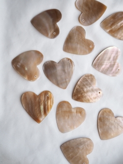 ハートカット サイドホール-40-（マベ）【約2.5cm/1枚】[メール便可]まとめ買い10%OFF En:Shell accessory,brownlip,side hole-heart-