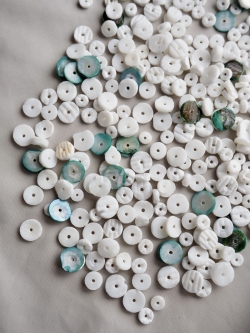 シェルビーズミックス No.11【約0.4～1.0cm/約45g】 [メール便可-15袋まで] En:Shell Beads 貝殻