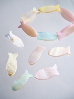 淡水真珠貝 -カラー フィッシュ【約18mm(約10cm・約6個)】#1299[メール便可]まとめ買い10%OFF En:Freshwater pearl MOP - Shell Beads 貝殻