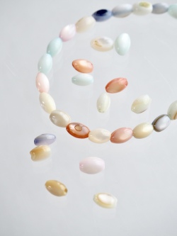 淡水真珠貝 -パステルカラーライス【約5×3mm(約10cm・約20個)】#1300[メール便可] En:Freshwater pearl MOP - Shell Beads 貝殻