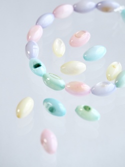 淡水真珠貝 -パステルカラーライス【約7×4mm(約10cm・約14個)】#1311[メール便可]まとめ買い10%OFF En:Freshwater pearl MOP - Shell Beads 貝殻