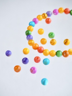 淡水真珠貝 -ビビッド 丸ビーズ【約4mm(約10cm・約25個)】#1313[メール便可]まとめ買い10%OFF En:Freshwater pearl MOP - Shell Beads 貝殻