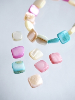 淡水真珠貝 -パステルカラー スクエア【約6mm(約10cm・約16個)】#1314[メール便可]まとめ買い10%OFF En:Freshwater pearl MOP - Shell Beads 貝殻