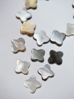 シェルビーズ-クローバー(クロチョウガイ)【約10mm(約10cm・約10個)】[メール便可]まとめ買い10%OFF #1327 En:Shell beads -Black MOP 貝殻