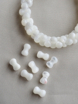 シェルビーズ-ピーナッツ(タカセガイ)【約6×4mm(約10cm・約25個)】#1338[メール便可]まとめ買い10%OFF En:Shell Beads -Trocus 貝殻