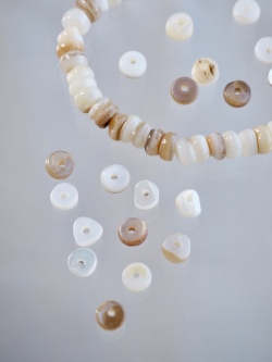 淡水真珠貝-シード(ベージュ)【約4mm(約10cm・約50個)】#1360[メール便可]まとめ買い10%OFF En:Freshwater pearl MOP - Shell Beads 貝殻