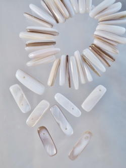 シェルビーズ-スティック(淡水真珠貝)【15～18mm前後/約10cm・約30個】#1363[メール便可]まとめ買い10%OFF  En:Freshwater pearl MOP - Shell Beads 貝殻