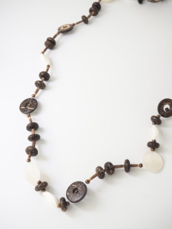 シロチョウガイ・ココナッツネックレス【全長約100cm/1個】[メール便可]まとめ買い10%OFF