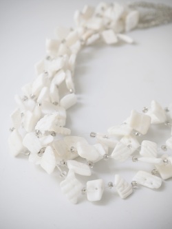 ホワイトローズ5連ネックレス(ホワイト)【全長約37cm/1個】[メール便可]まとめ買い10%OFF