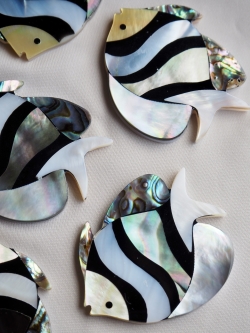 シェルパーツ -モザイクチョウチョウウオ(真珠母貝・アワビ)【約36×46mm】1個 [メール便可]まとめ買い10%OFF #1164 貝殻