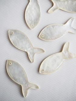 シェルビーズ - フィッシュ (淡水真珠貝)【約10×25mm/1個】 [メール便可]まとめ買い10%OFF #1079 En:Shell Beads -Freshwater pearl MOP 貝殻