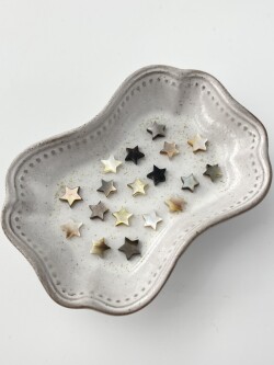 シェルビーズ - スター(クロチョウガイ)【約7×7mm/1本約18個・約10cm】[メール便可]まとめ買い10%OFF  #286 En:Shell Beads -Black MOP 貝殻