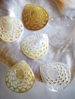 ティアドロップ-58-（シロチョウガイ）【約3.5cm/1枚】[メール便可]まとめ買い10%OFF   En: Shell accessory, tear drop, wmop