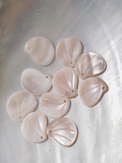 シェルビーズ-花びらリーフ小(淡水真珠貝ピンク)【約10×13mm/1個】[メール便可]まとめ買い10%OFF #1027 貝殻