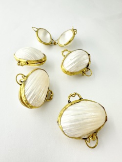 貝殻の小物入れ-マルサザエ真珠磨き（ミニ）-【3cm前後/1個】 En:  Shell coin purse -Turbo Argyerostomus- (size:approx.3cm, per 1pcs)