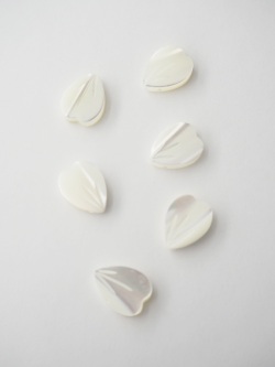 シェルビーズ -花びら(タカセガイ)【約9×12mm/1個】[メール便可]まとめ買い10%OFF #2070 En:Shell beads -Trocus 貝殻