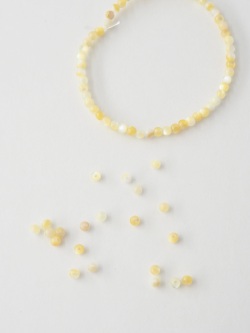 シロチョウガイ-丸ビーズ【約2mm(約10cm・約50個)】[メール便可]まとめ買い10%OFF #2080 En:white MOP - Shell Beads 貝殻