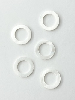 シェルフープ-サークル(タカセガイ)【約18mm/1個】[メール便可]まとめ買い10%OFF #2100 En: Trocus - Shell Beads