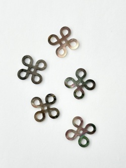 透かしパーツ- クローバー(クロチョウガイ)【約14mm/1個】[メール便可]まとめ買い10%OFF #2098 En:Shell Beads -Black MOP