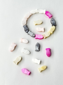 淡水真珠貝 -カラー(フィッシュ)【約10mm(約10cm・約10個)】#1302[メール便可]まとめ買い10%OFF En:Freshwater pearl MOP - Shell Beads 貝殻