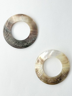 シェルパーツ-ラウンド デザイン(クロチョウガイ)【約40mm】1個 [メール便可]まとめ買い10%OFF #2124 En:Shell parts -Black MOP 貝殻